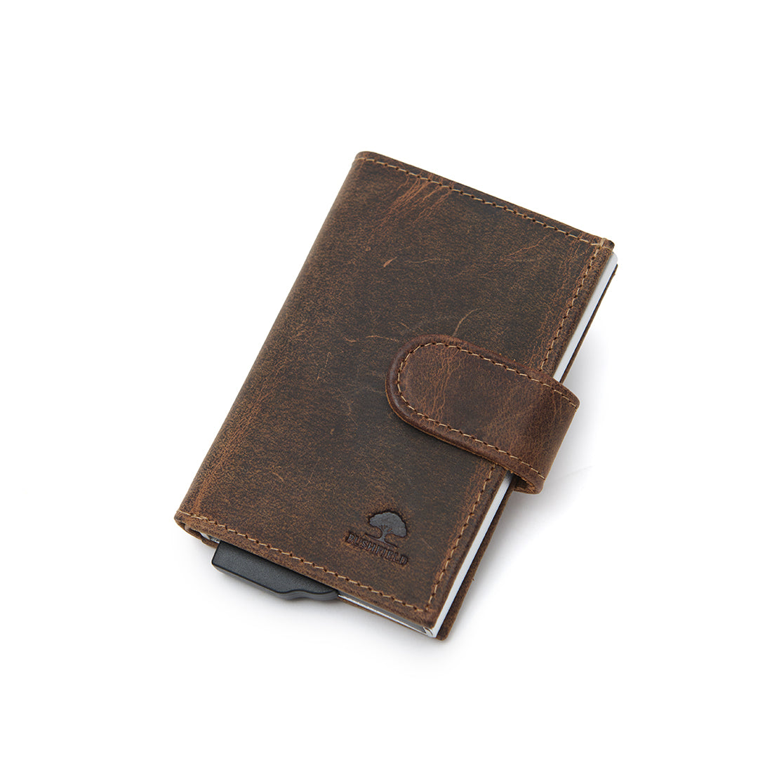 Handgemaakte leren pasjeshouder van duurzaam vintage leer met kliksluiting.