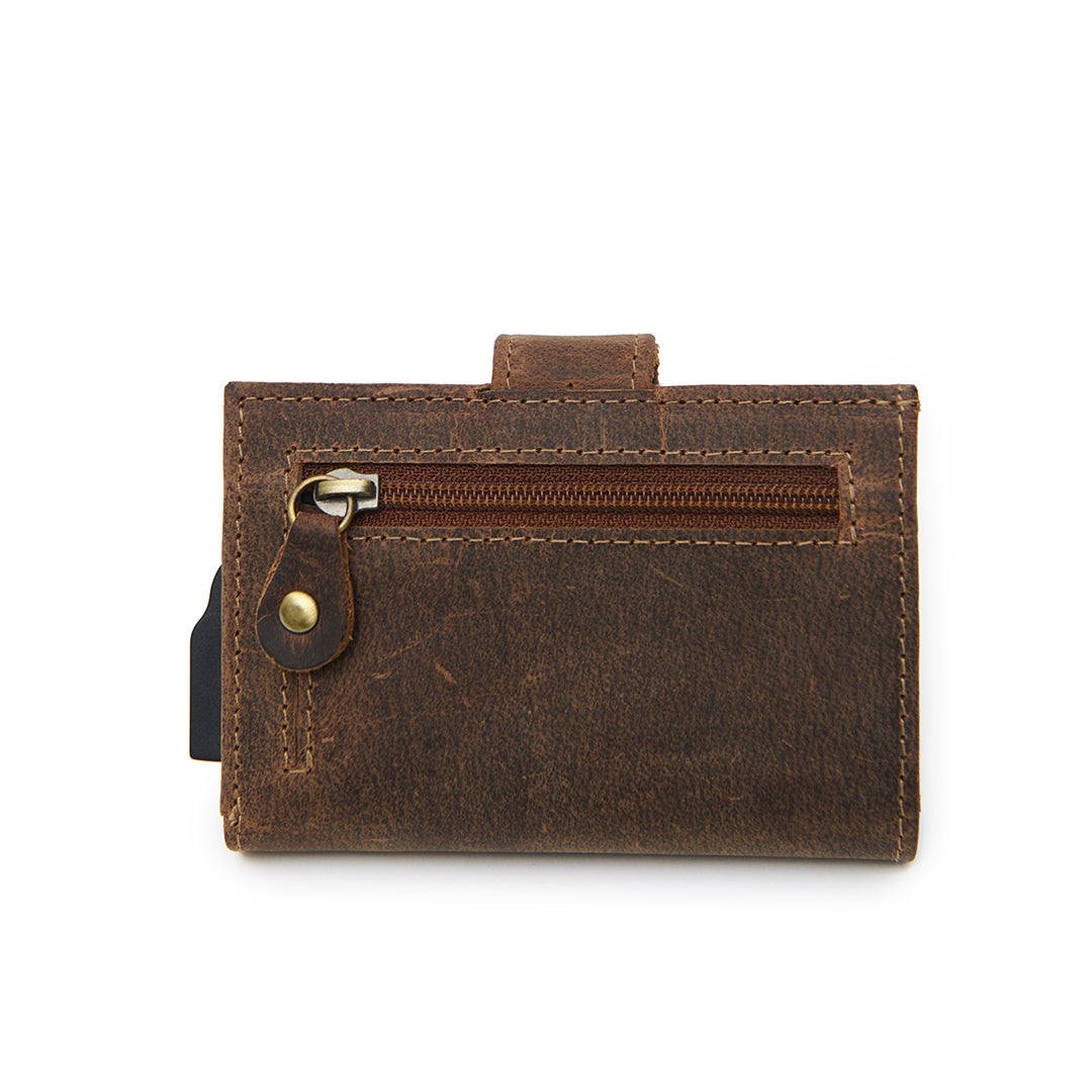 Handgemaakte leren pasjeshouder van duurzaam vintage leer met kliksluiting.”