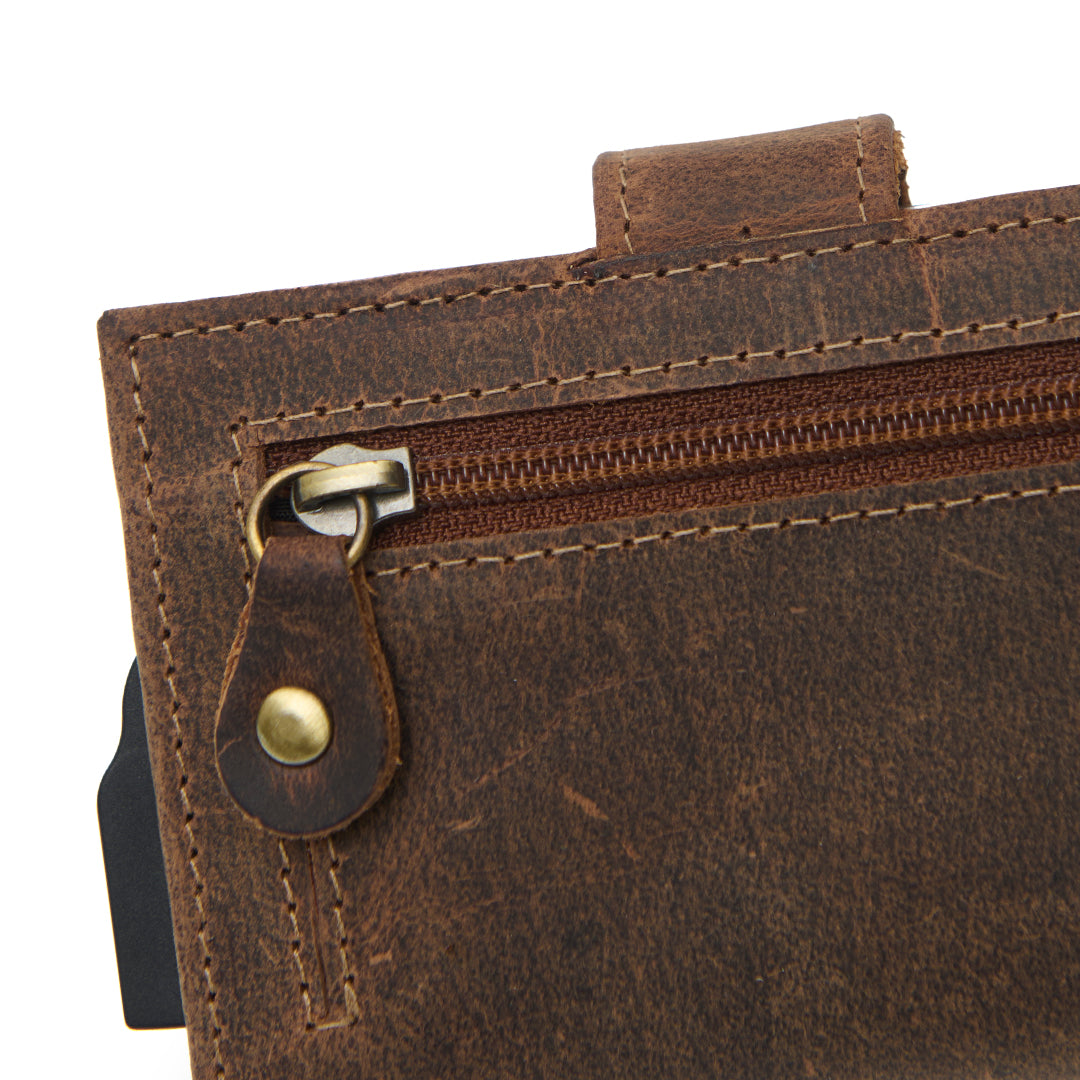 Handgemaakte leren pasjeshouder van duurzaam vintage leer met kliksluiting.”