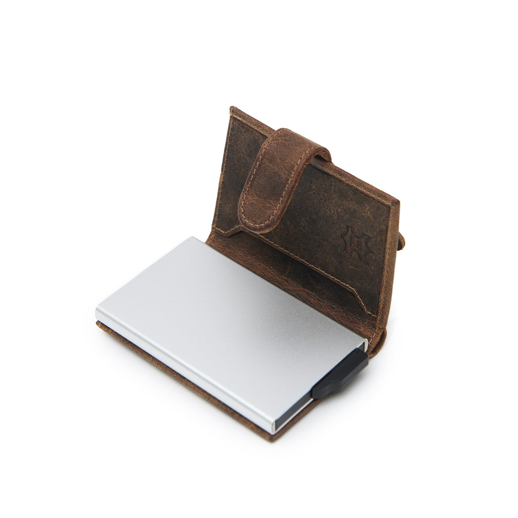 Handgemaakte leren pasjeshouder van duurzaam vintage leer met kliksluiting.”